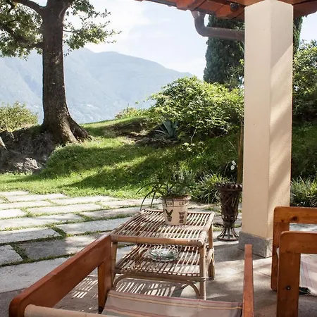 Castel - Rezzonico, By Lovecomo Tatil Evi