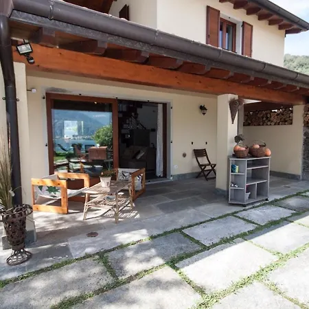 Castel - Rezzonico, By Lovecomo Tatil Evi